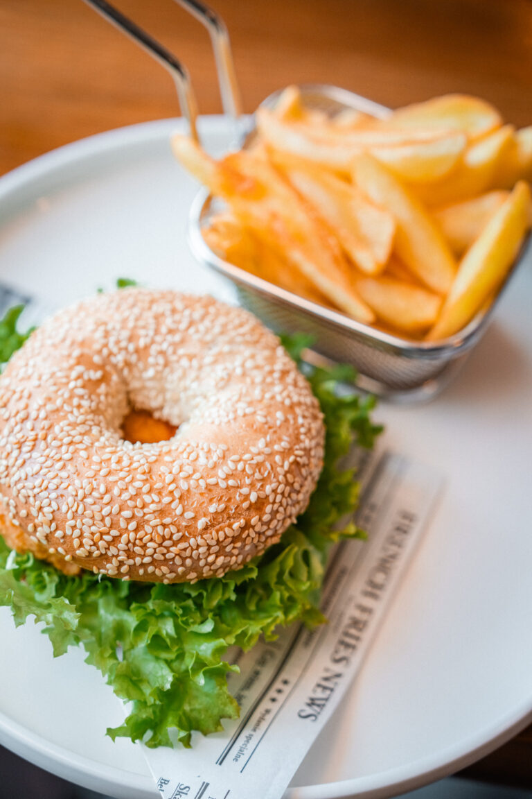 Burger Bajgiel z łódeczkami